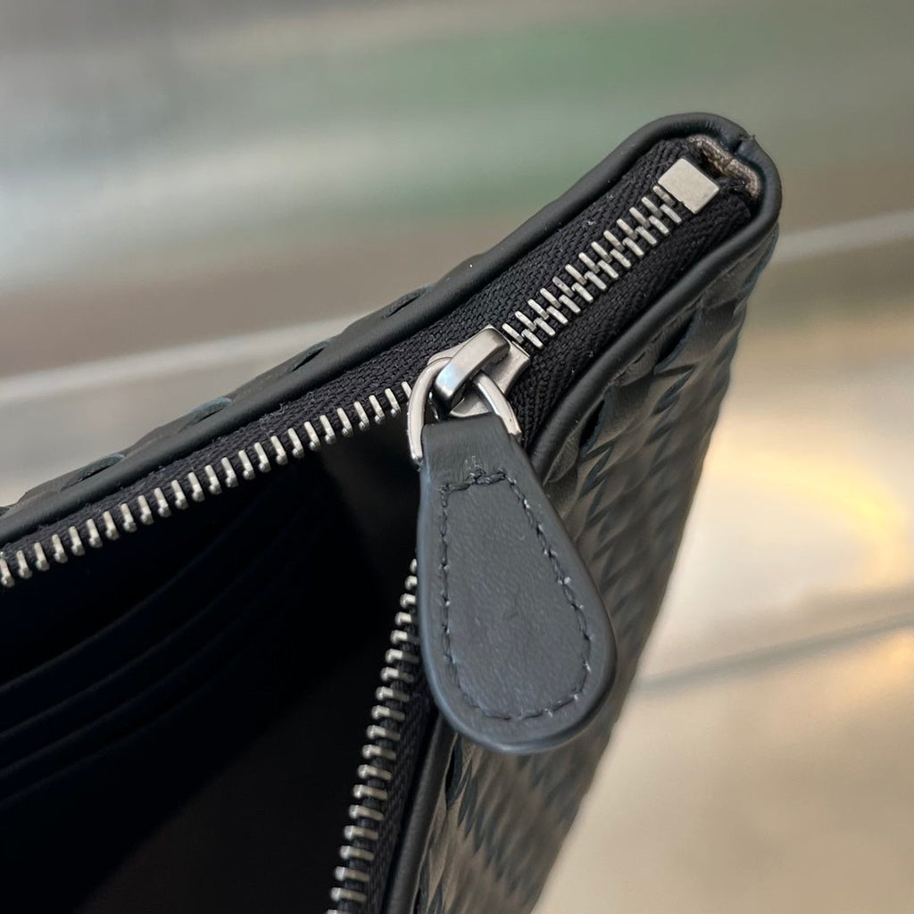 INTRECCIATO 30 AUS SCHWARZEM LAMMFELL