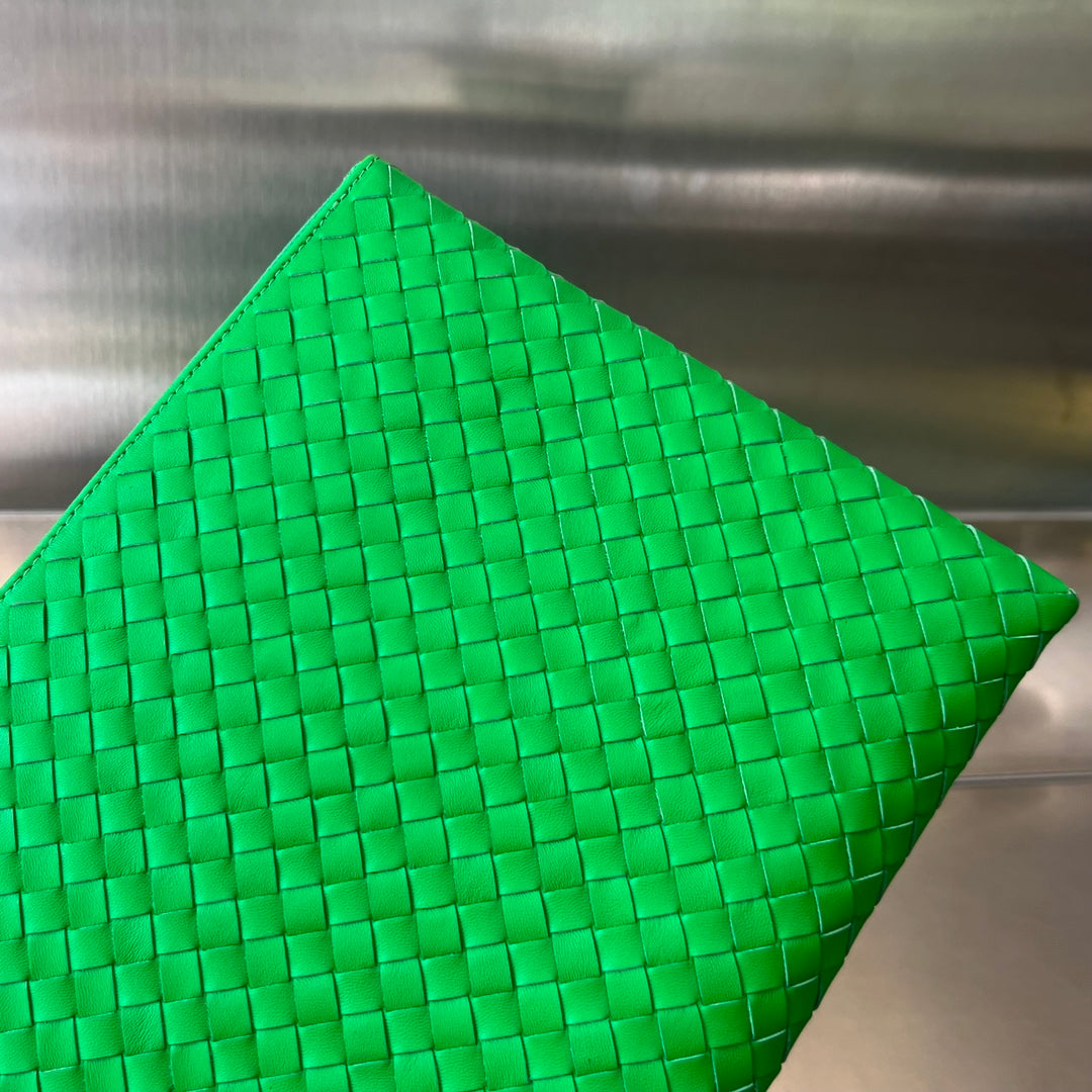 INTRECCIATO 30 AUS SMARAGDGRÜNEM LAMMFELL