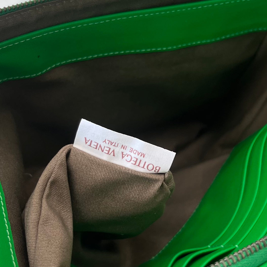 INTRECCIATO 30 AUS SMARAGDGRÜNEM LAMMFELL