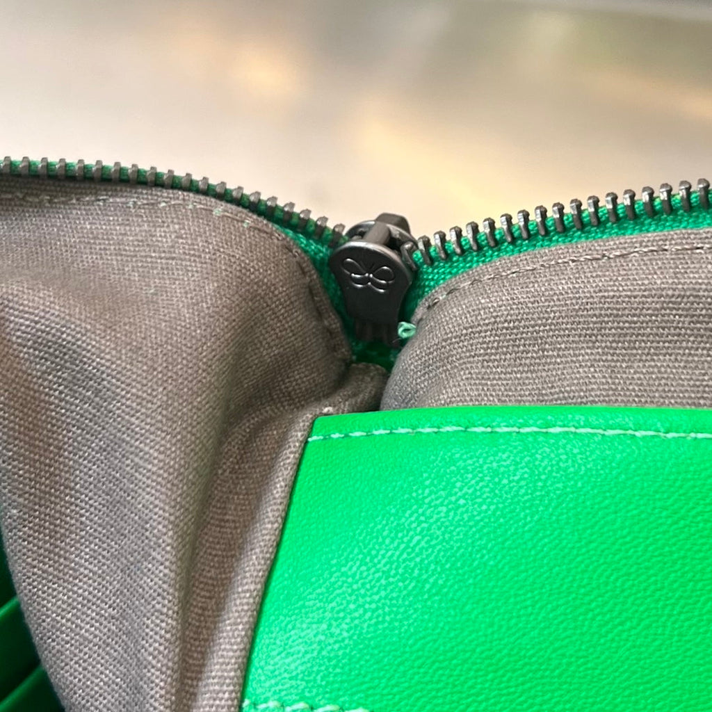 INTRECCIATO 30 AUS SMARAGDGRÜNEM LAMMFELL