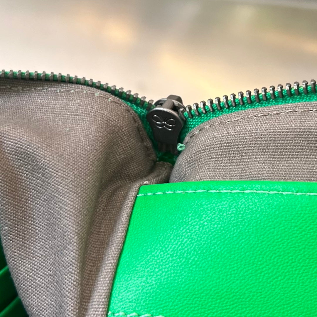 INTRECCIATO 30 AUS SMARAGDGRÜNEM LAMMFELL