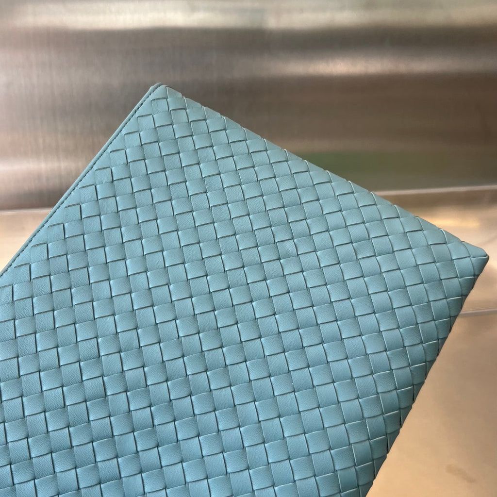 INTRECCIATO 30 AUS HIMMELBLAUEM LAMMFELL