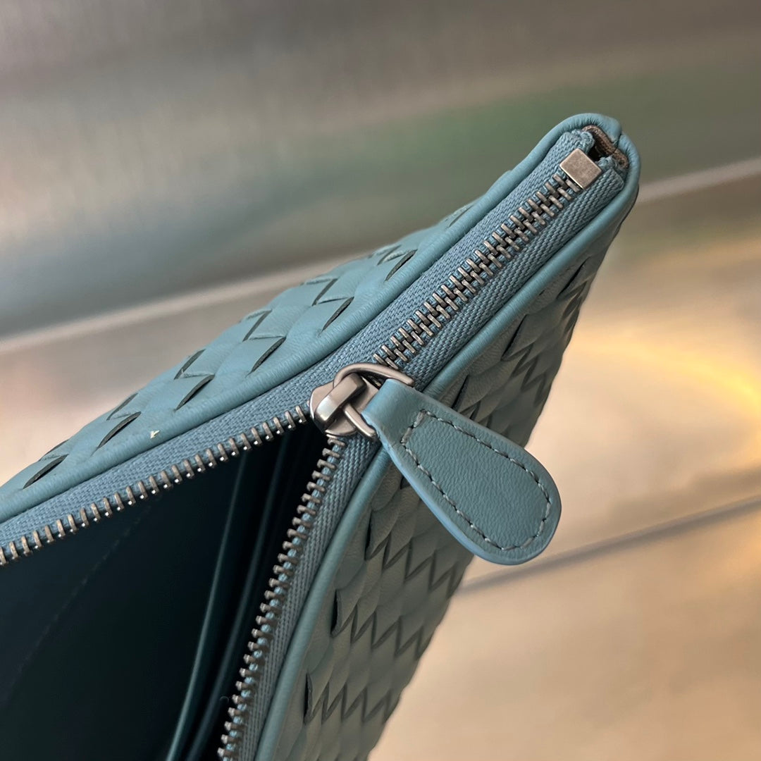 INTRECCIATO 30 AUS HIMMELBLAUEM LAMMFELL