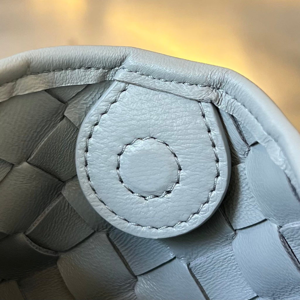 SARDINE 20 MIT KETTE IN HELLGRAUEM LAMMLEDER