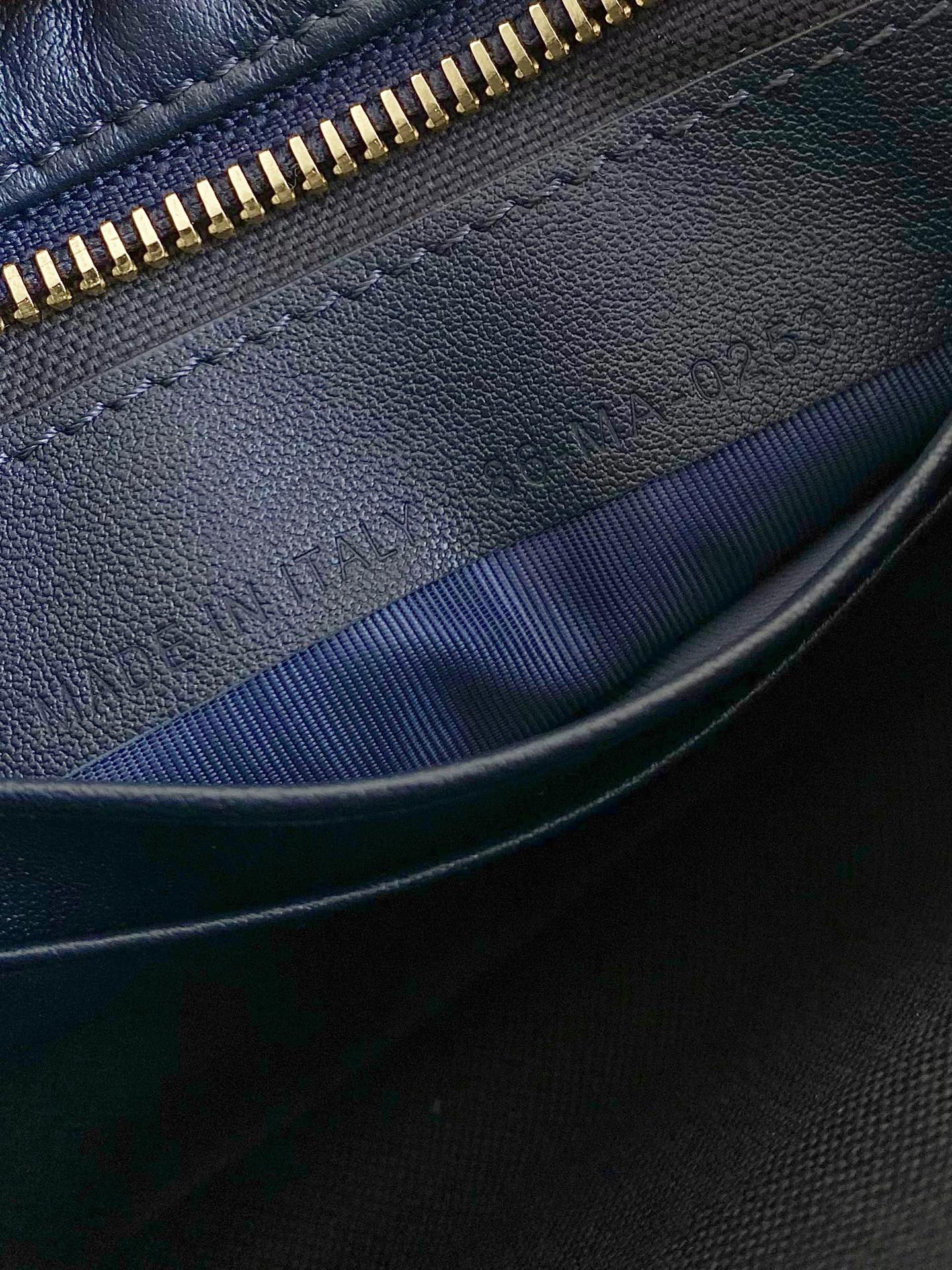 MINI HOBO 23 Tasche in blauem schrägem Jacquard