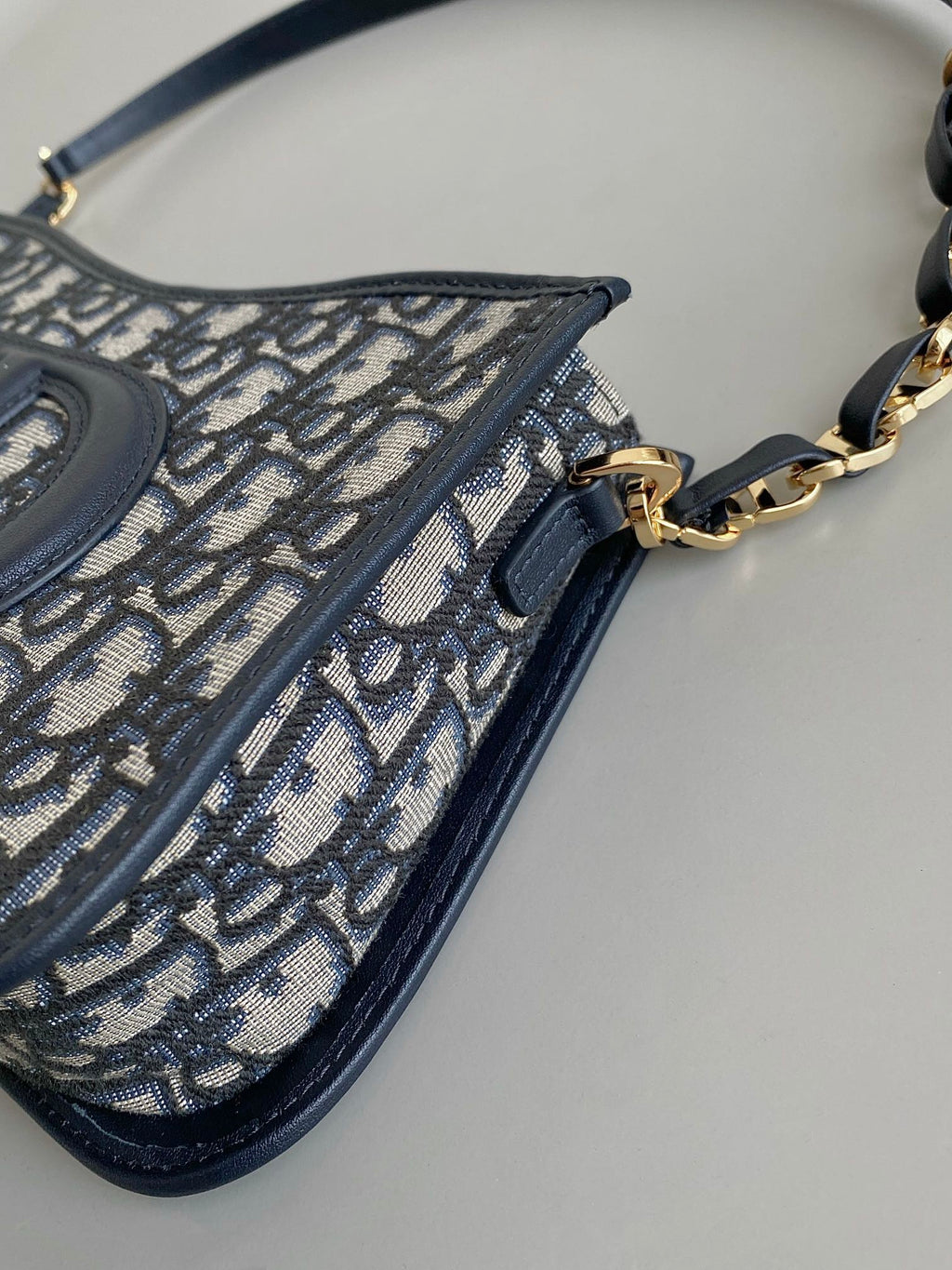 MINI HOBO 23 Tasche in blauem schrägem Jacquard