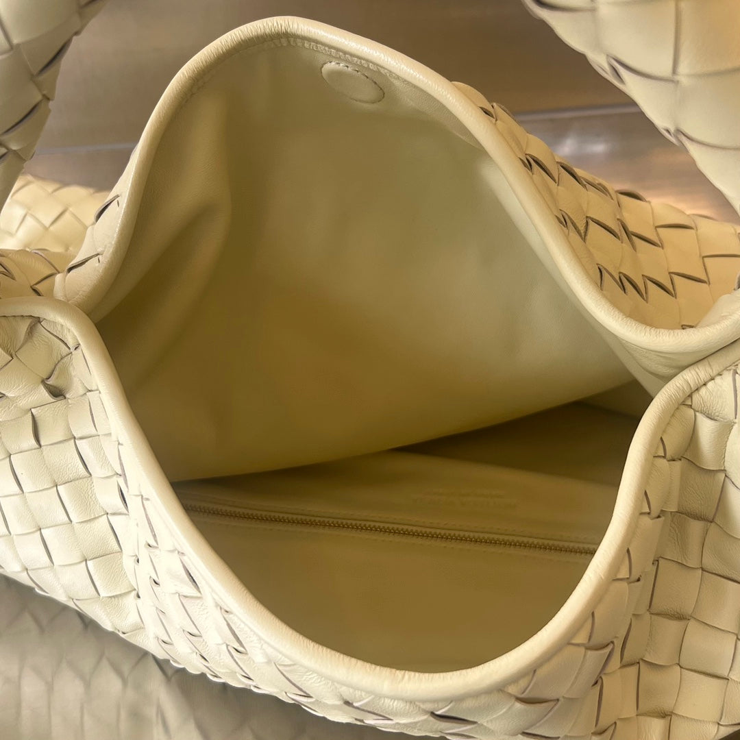 GROSSER HOP 54 IN DUNKELCREME LAMMHAUT