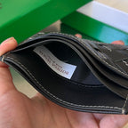 INTRECCIATO 10 KREDITKARTENHÜLLE AUS SCHWARZEM LAMMLEDER