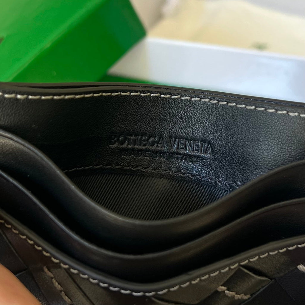 INTRECCIATO 10 KREDITKARTENHÜLLE AUS SCHWARZEM LAMMLEDER