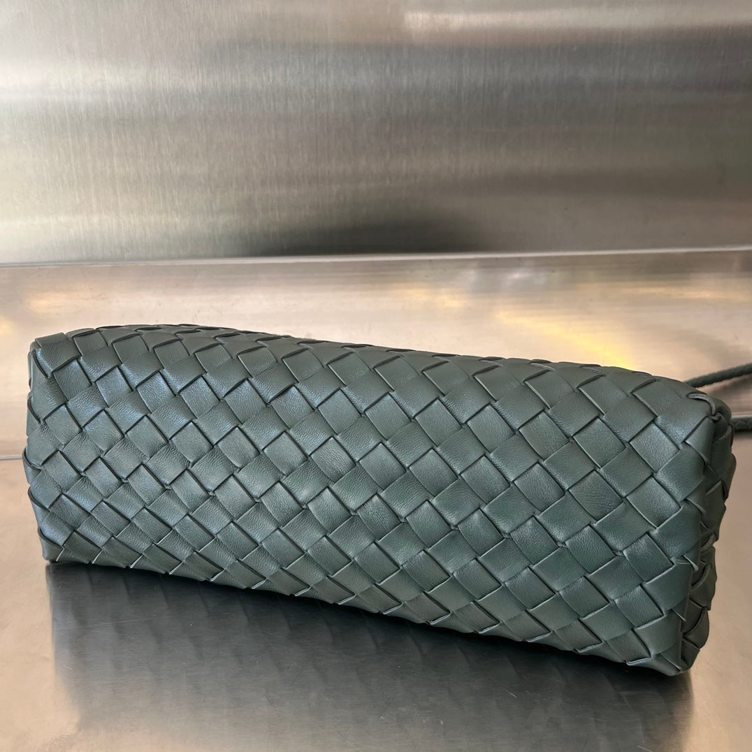 KLEINE ANDIAMO 29 IN DUNKELGRÜNEM LAMMFELL