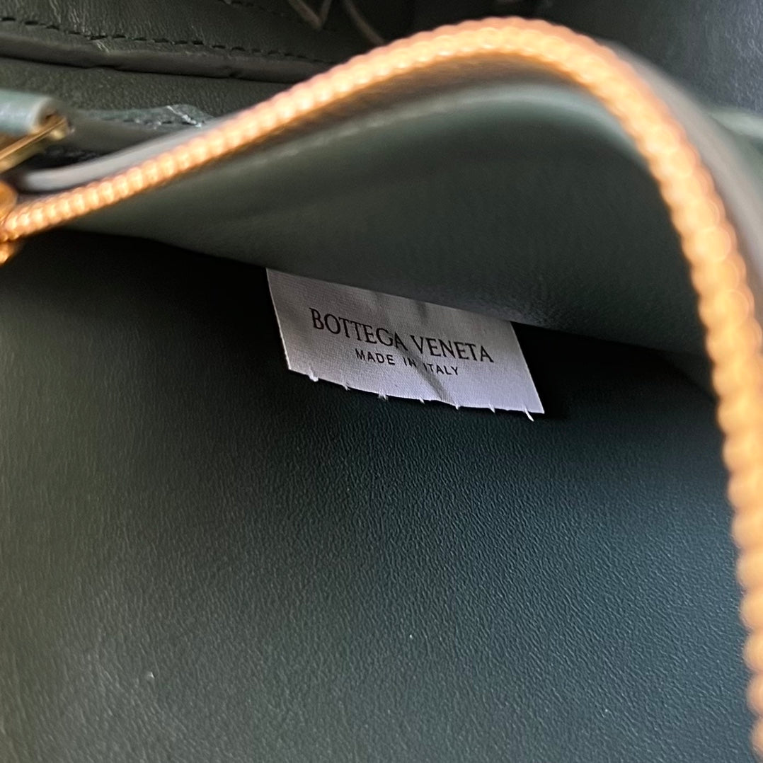 KLEINE ANDIAMO 29 IN DUNKELGRÜNEM LAMMFELL