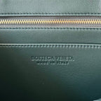 KLEINE ANDIAMO 29 IN DUNKELGRÜNEM LAMMFELL