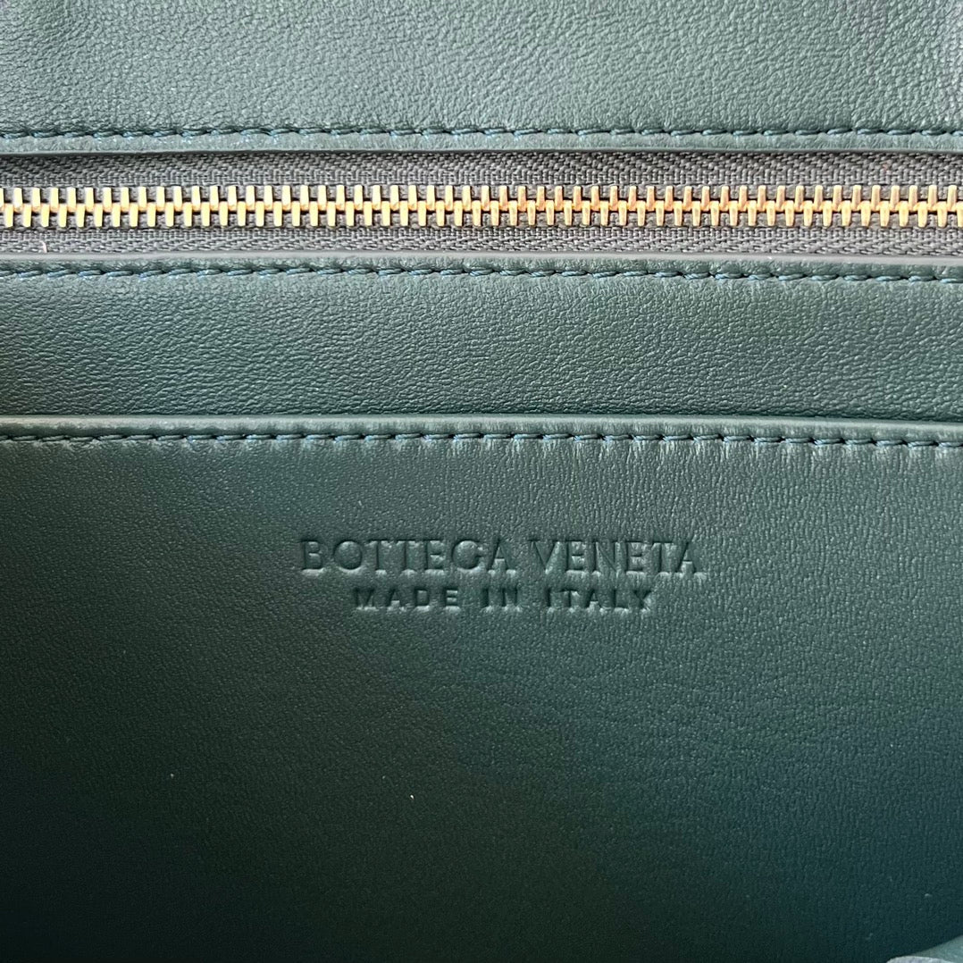 KLEINE ANDIAMO 29 IN DUNKELGRÜNEM LAMMFELL