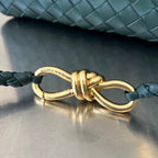 KLEINE ANDIAMO 29 IN DUNKELGRÜNEM LAMMFELL