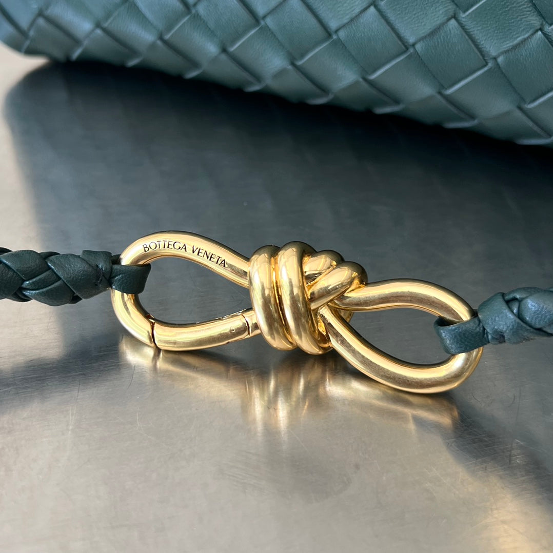 KLEINE ANDIAMO 29 IN DUNKELGRÜNEM LAMMFELL