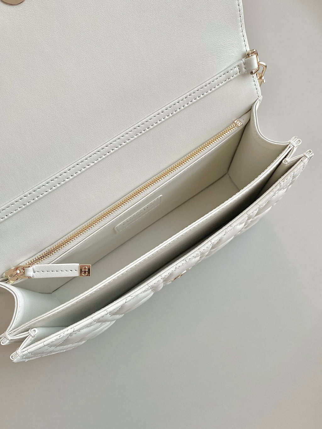 MISS LADY 24 GROSSE TASCHE AUS WEISSEM LAMMLEDER