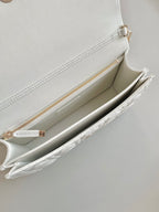 MISS LADY 24 GROSSE TASCHE AUS WEISSEM LAMMLEDER