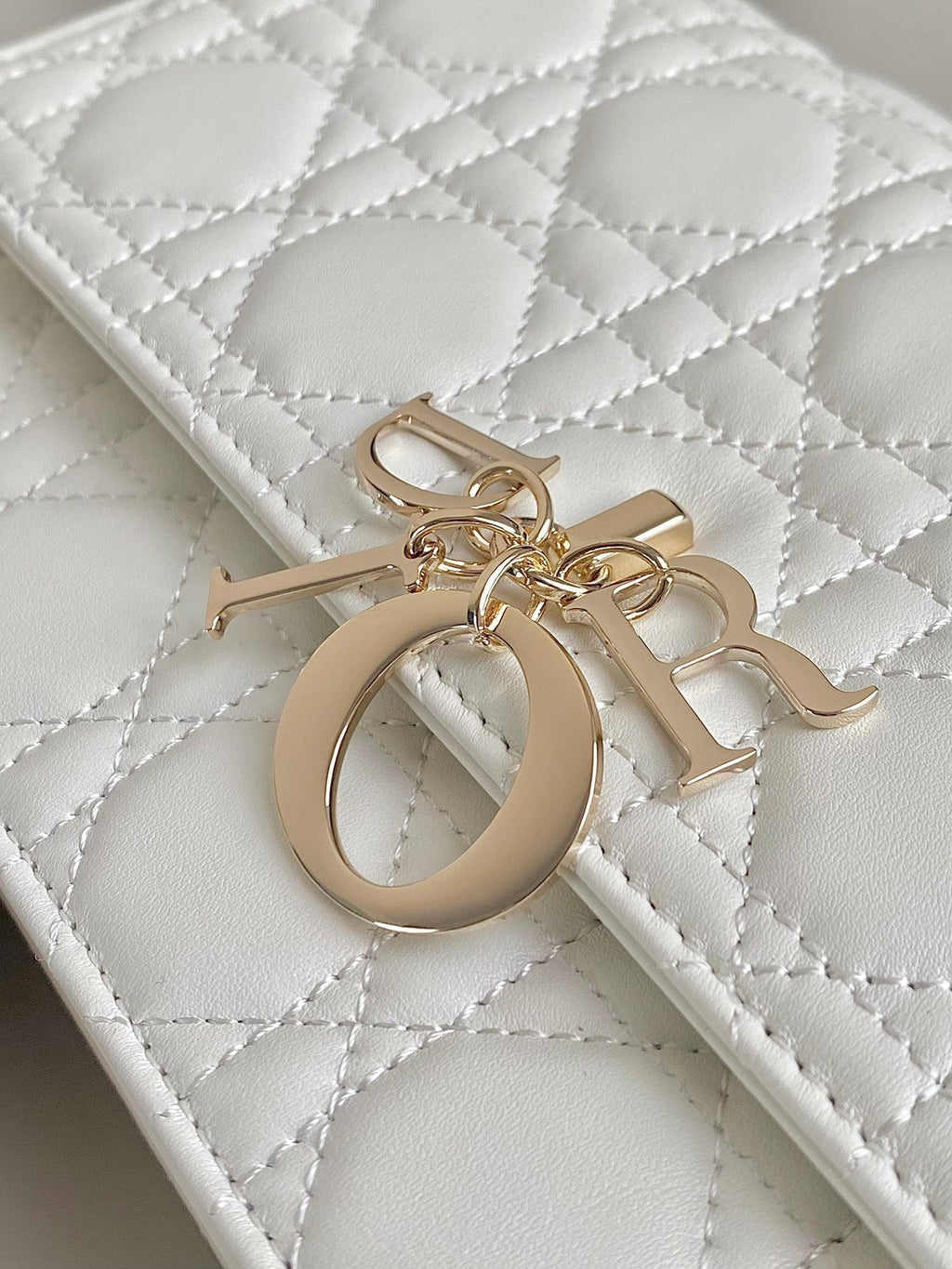 MISS LADY 24 GROSSE TASCHE AUS WEISSEM LAMMLEDER