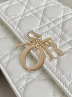 MISS LADY 24 GROSSE TASCHE AUS WEISSEM LAMMLEDER