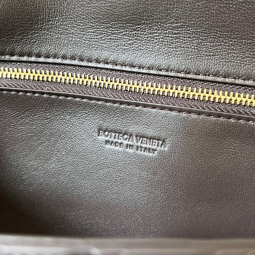 BV Long Clutch Andiamo mit Henkel 31cm Schokoladenbraunes Kalbsleder Ghw 