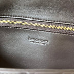 BV Long Clutch Andiamo mit Henkel 31cm Schokoladenbraunes Kalbsleder Ghw 