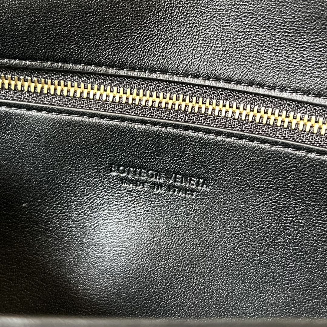 BV Long Clutch Andiamo mit Henkel 31cm Schwarzes Kalbsleder Ghw