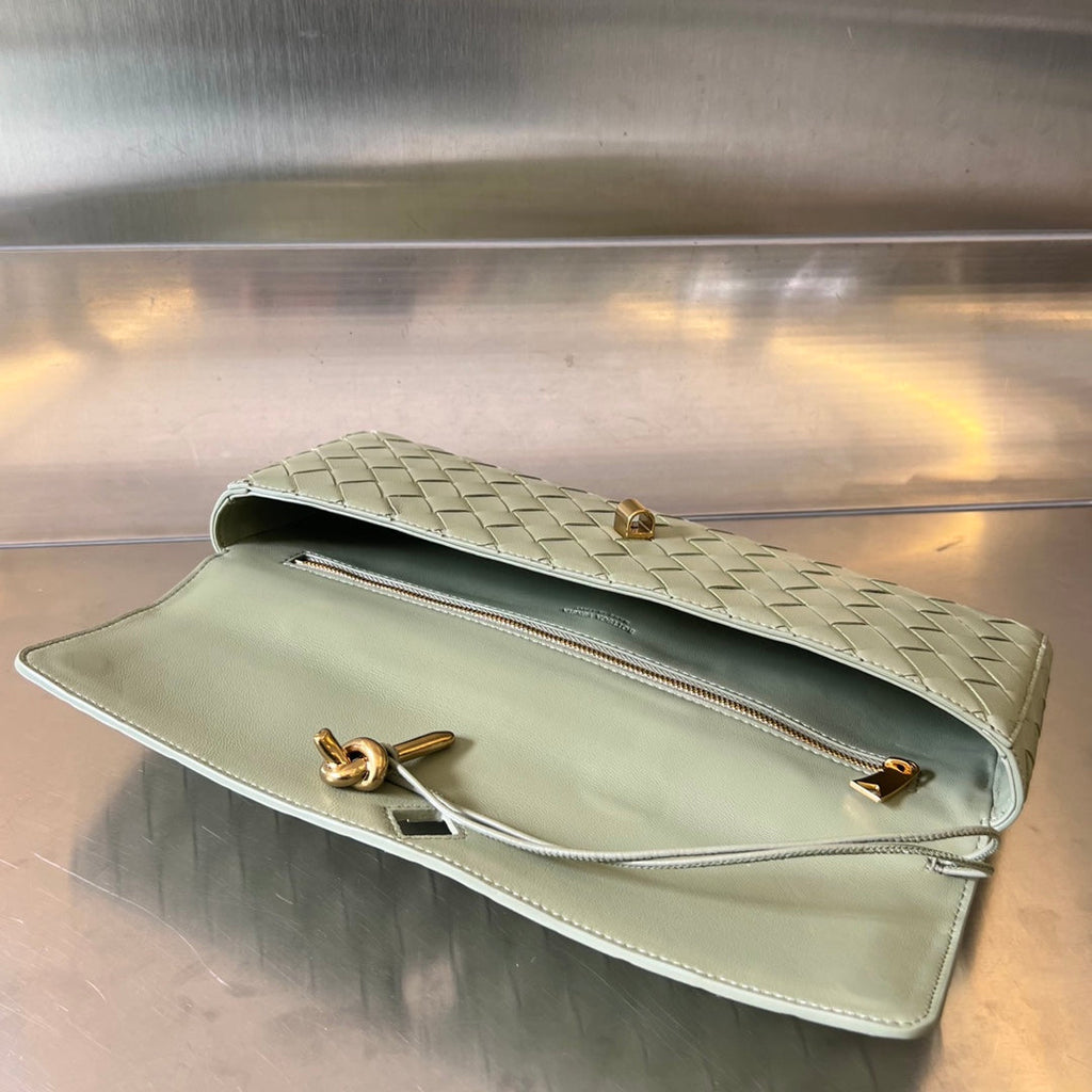 BV Long Clutch Andiamo mit Henkel 31cm Hellgrünes Kalbsleder Ghw 