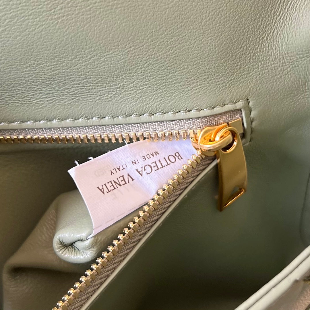 BV Long Clutch Andiamo mit Henkel 31cm Hellgrünes Kalbsleder Ghw 