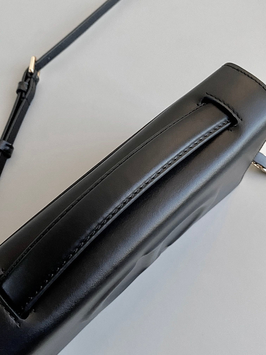 SIGNATURE KETTENTASCHE 21 AUS SCHWARZEM KALBSLEDER