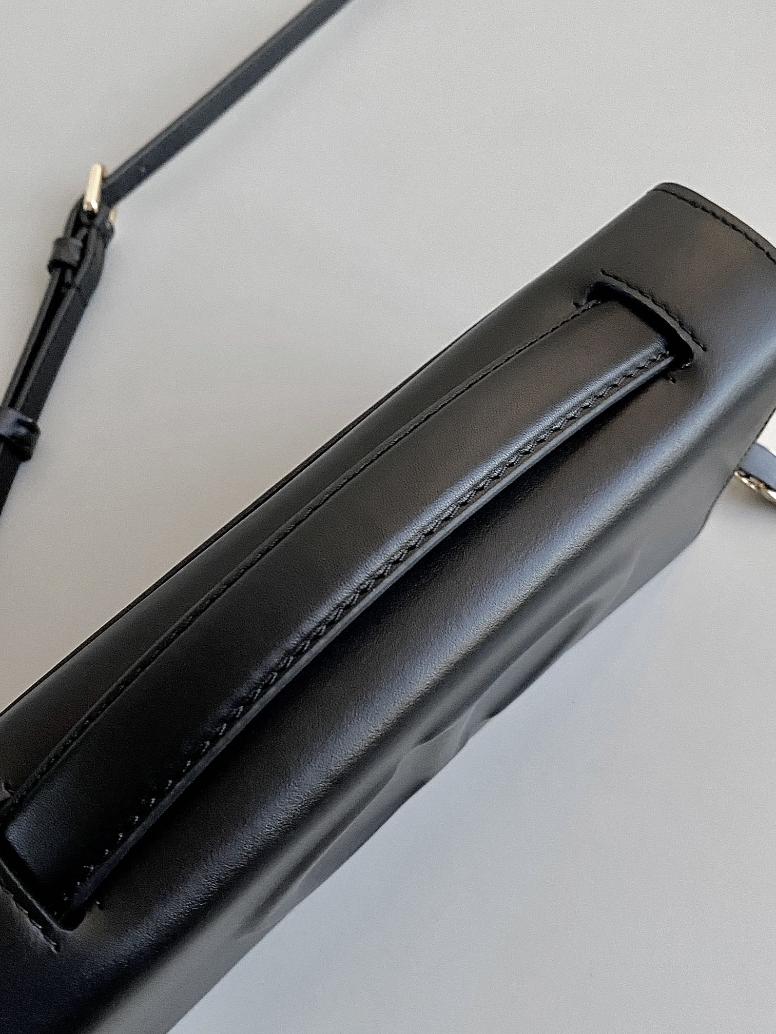 SIGNATURE CHAIN BAG 21 IN BLACK CALFSKIN