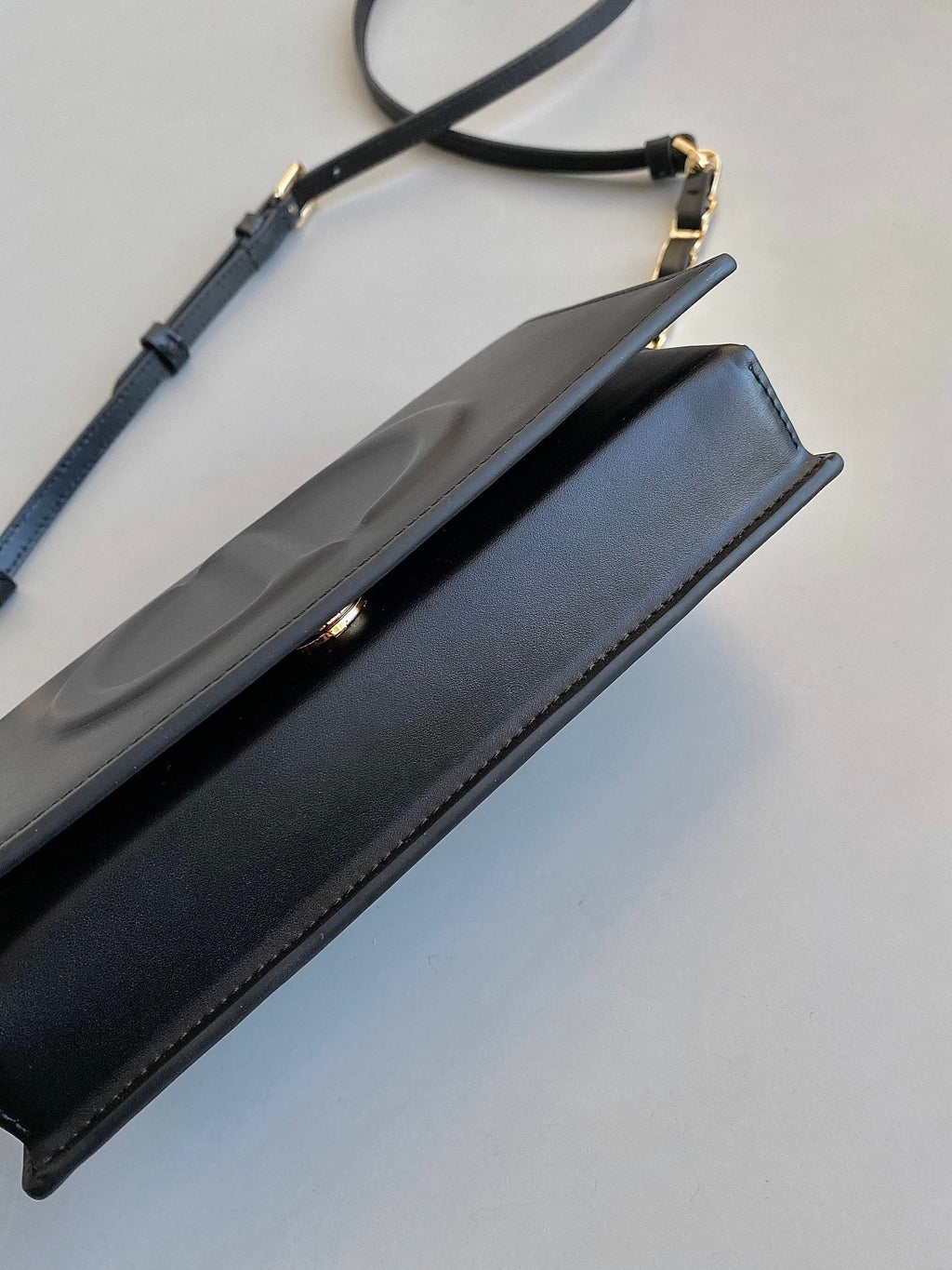 SIGNATURE KETTENTASCHE 21 AUS SCHWARZEM KALBSLEDER