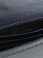 SIGNATURE KETTENTASCHE 21 AUS SCHWARZEM KALBSLEDER