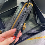 LOU Kameratasche 23 Zoll, schwarzes Kalbsleder mit Krokodilmuster, goldenes Logo