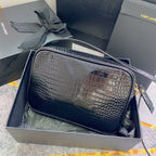 LOU Kameratasche 23 Zoll, schwarzes Kalbsleder mit Krokodilmuster, goldenes Logo