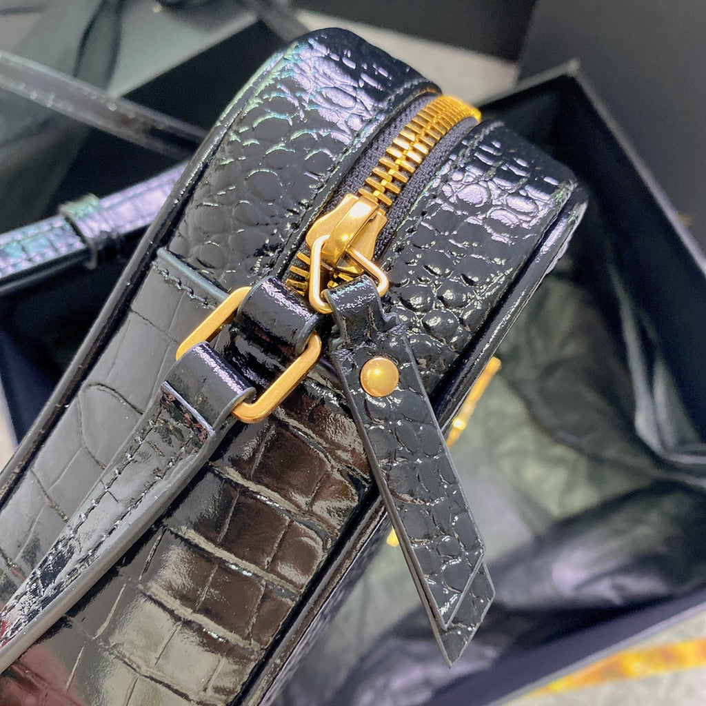 LOU Kameratasche 23 Zoll, schwarzes Kalbsleder mit Krokodilmuster, goldenes Logo