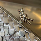 SILBERNER KNOTEN 19 IN SILBERNEM LAMMLEDER