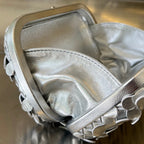 SILBERNER KNOTEN 19 IN SILBERNEM LAMMLEDER