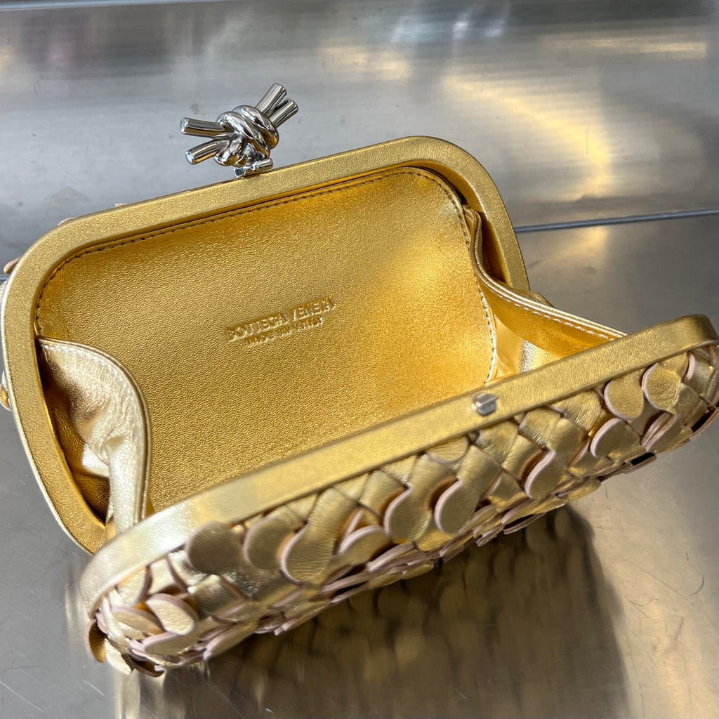 SILBERNER KNOTEN 19 IN GOLDENEM LAMMLEDER