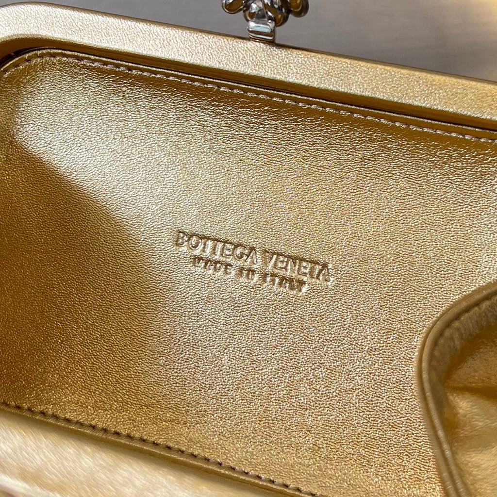 SILBERNER KNOTEN 19 IN GOLDENEM LAMMLEDER