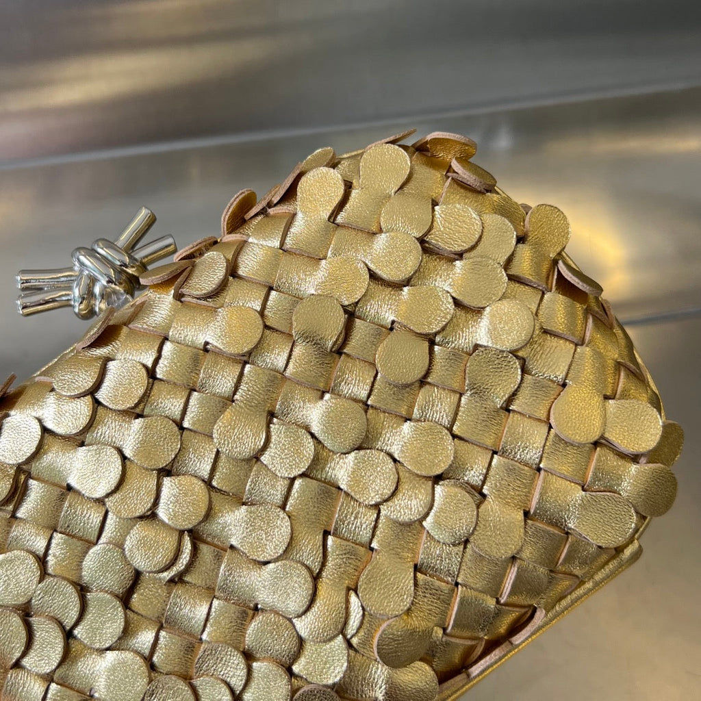 SILBERNER KNOTEN 19 IN GOLDENEM LAMMLEDER