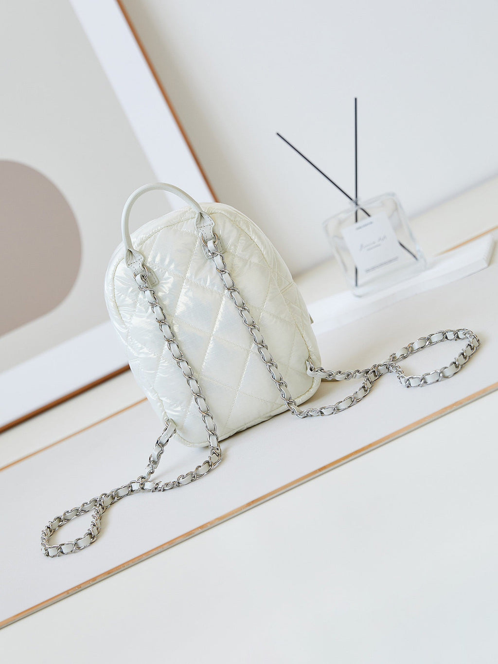 RUCKSACK 22 ZOLL, WEISSER STOFF, SILBERNE BESCHLÄGE 