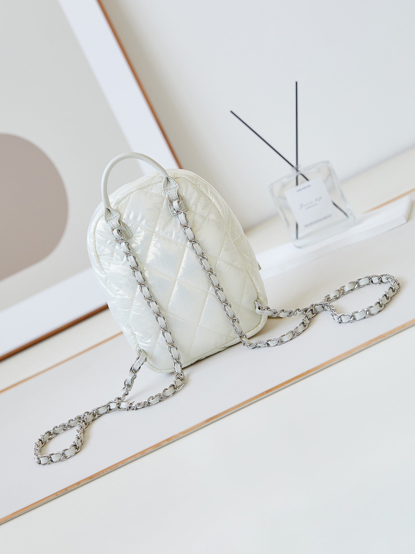 RUCKSACK 22 ZOLL, WEISSER STOFF, SILBERNE BESCHLÄGE 