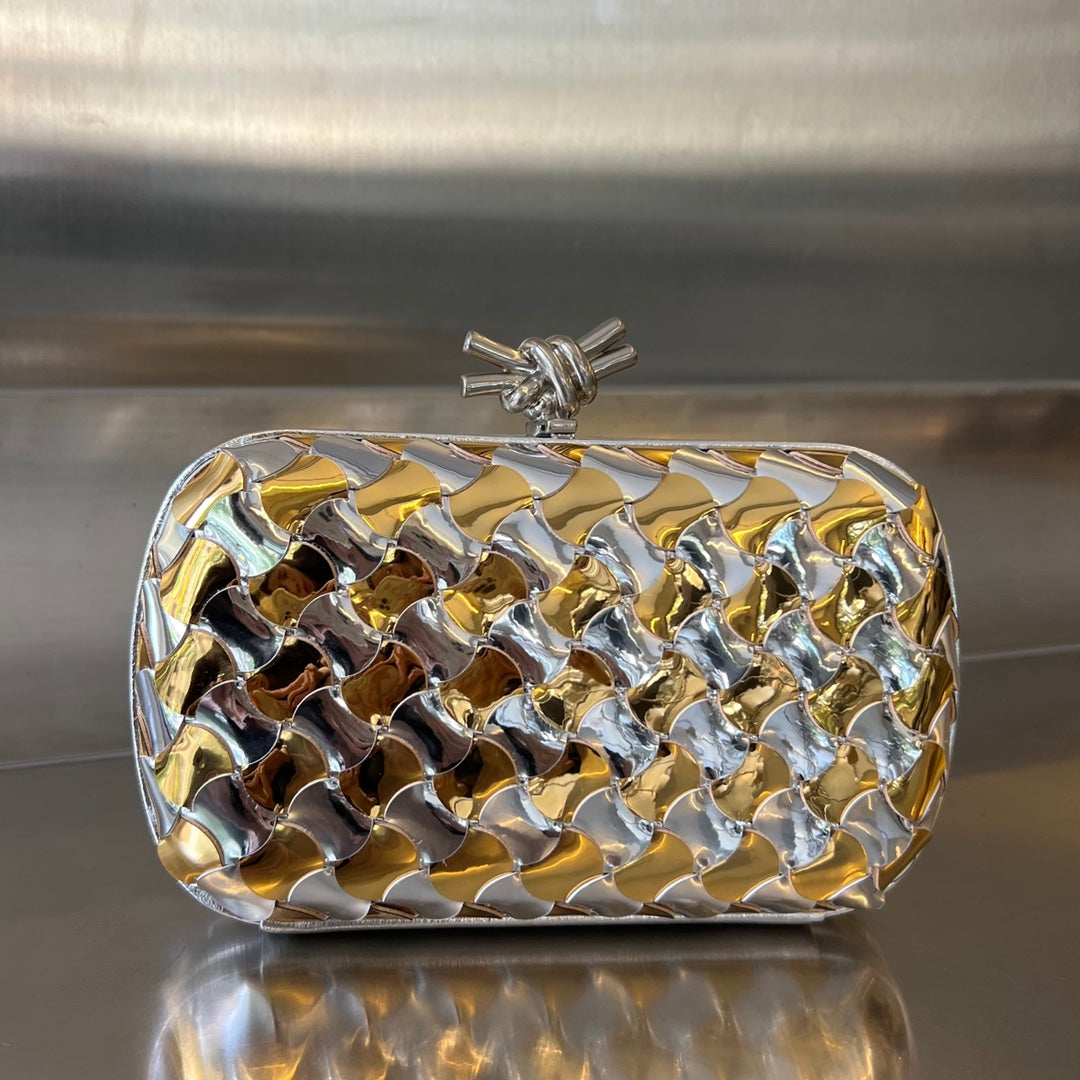 Klassischer Knoten 19 in Goldmix Silber Lammleder