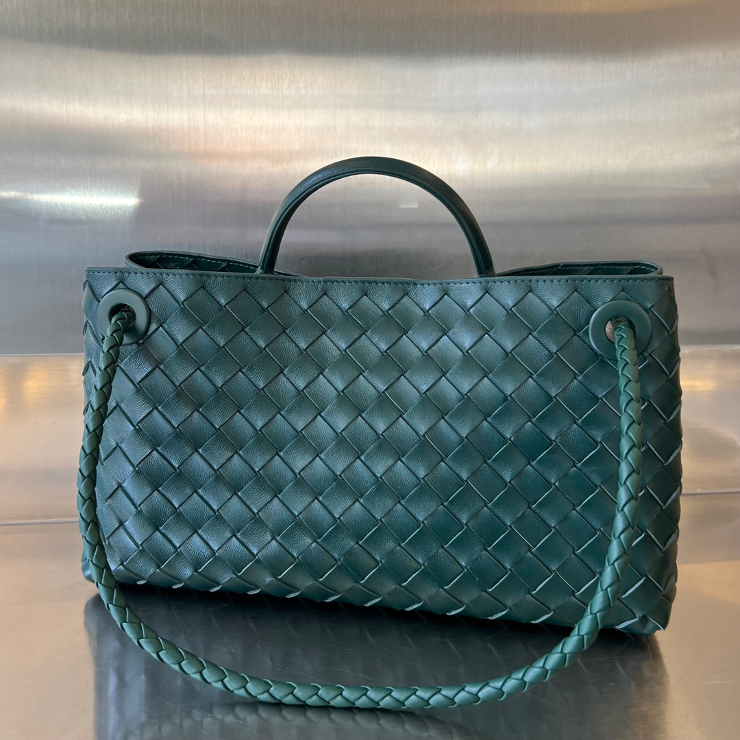 KLEINE ANDIAMO 29 IN SMARAGDGRÜNEM LAMMFELL