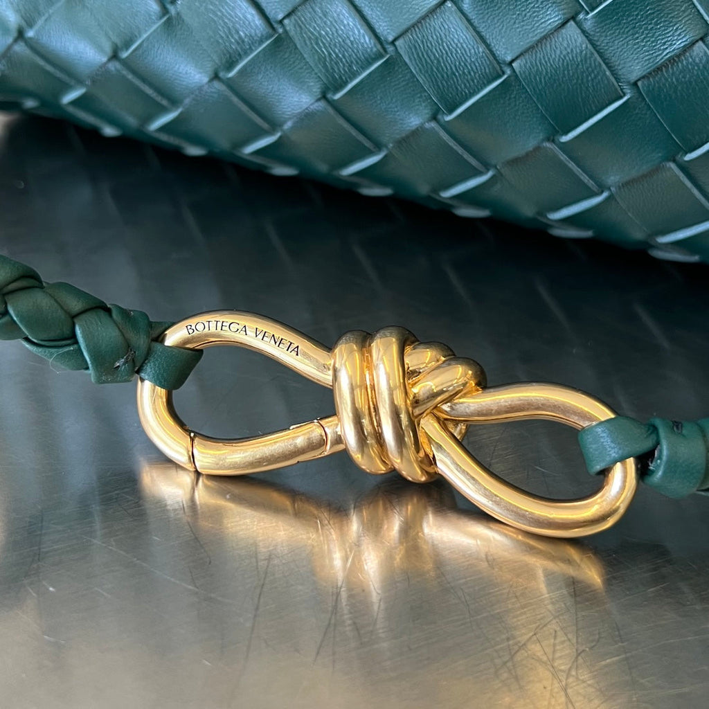 KLEINE ANDIAMO 29 IN SMARAGDGRÜNEM LAMMFELL