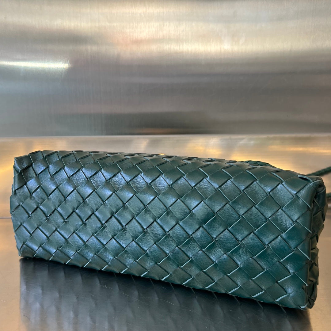 KLEINE ANDIAMO 29 IN SMARAGDGRÜNEM LAMMFELL