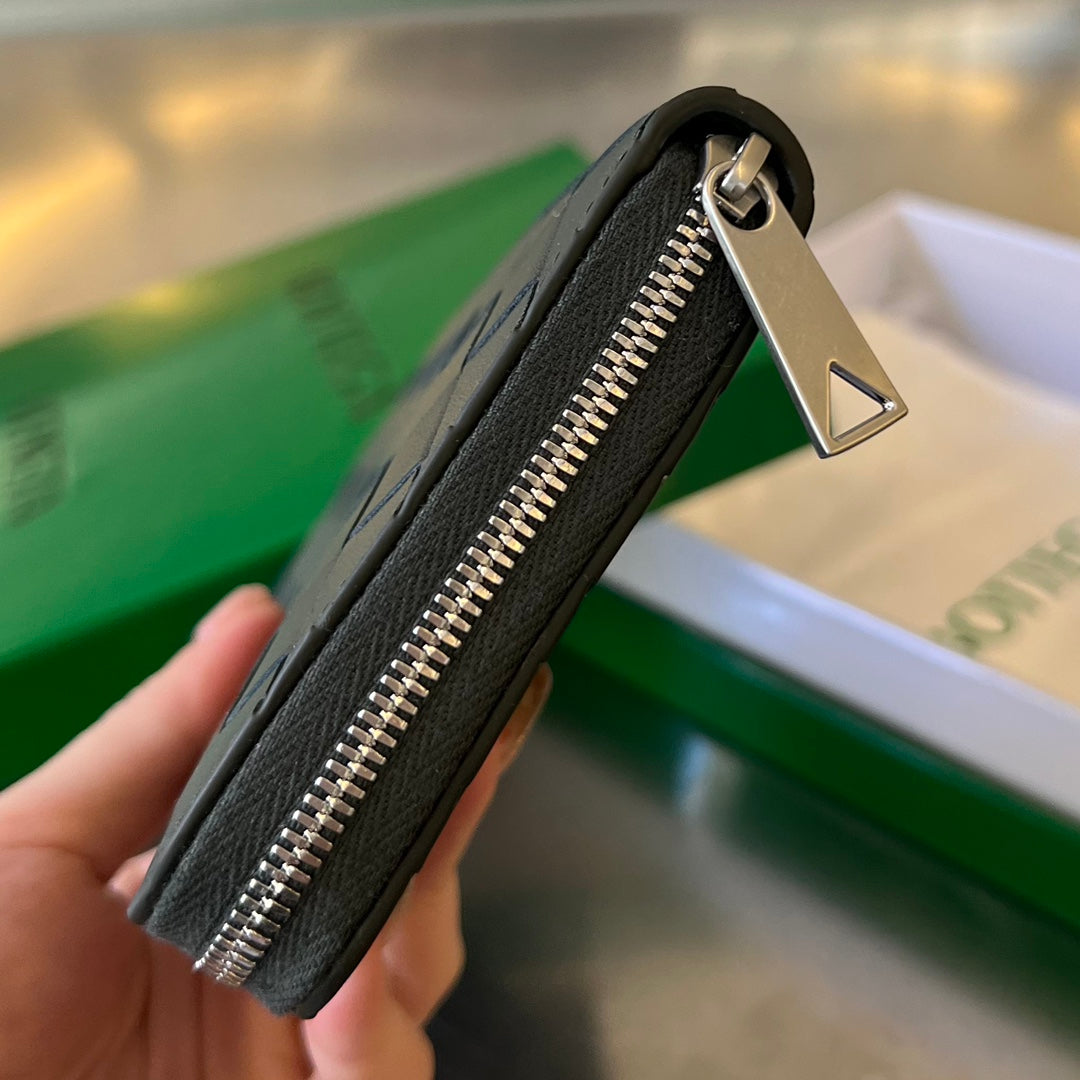 BRIEFTASCHE INTRECCIATO 19 AUS SCHWARZEM KALBSLEDER