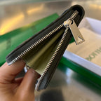 BRIEFTASCHE INTRECCIATO 19 AUS SCHWARZEM KALBSLEDER