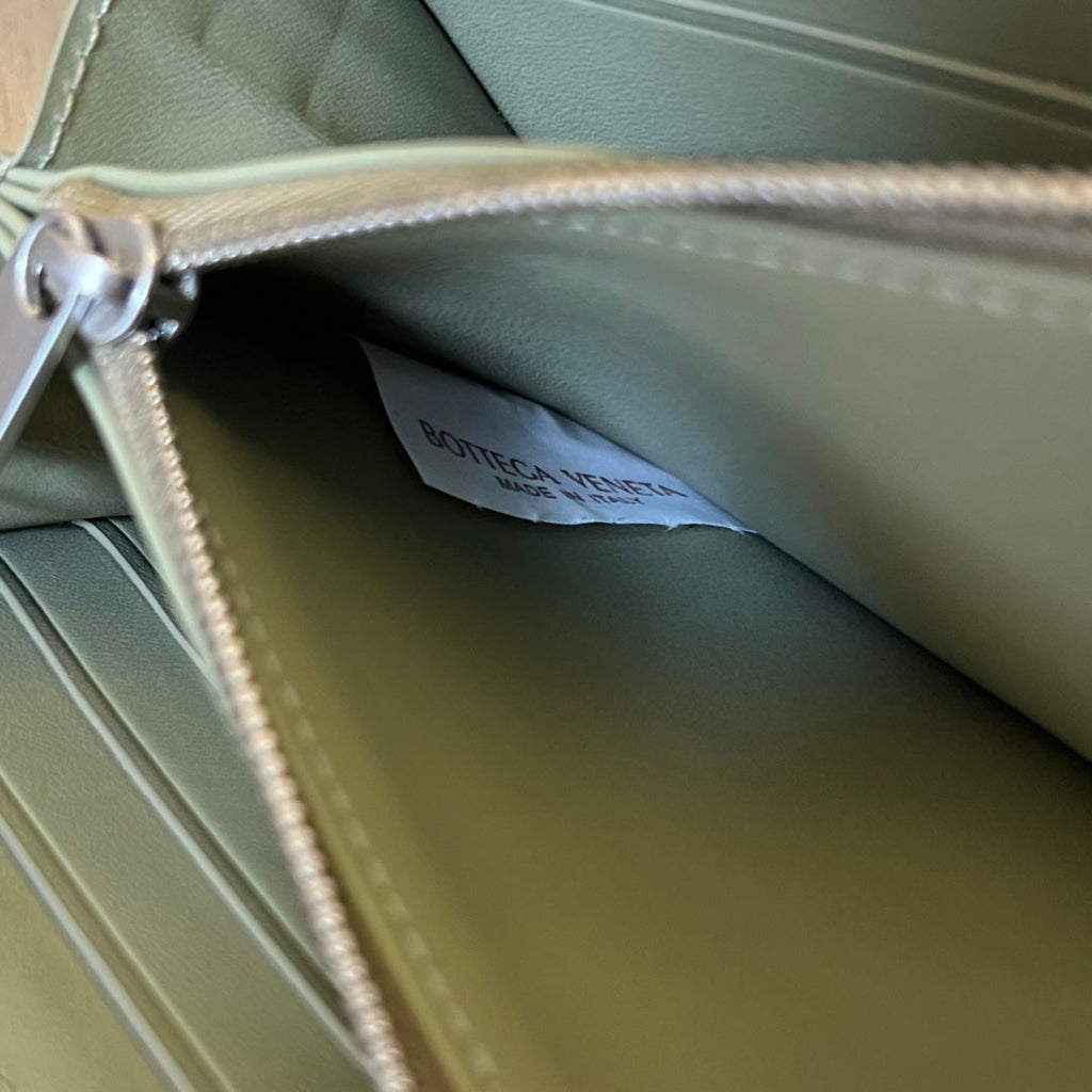 BRIEFTASCHE INTRECCIATO 19 AUS SCHWARZEM KALBSLEDER