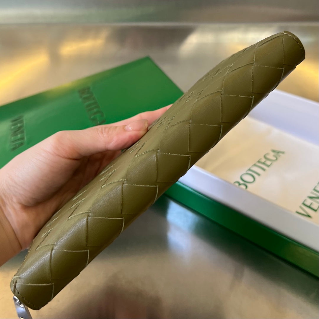 BRIEFTASCHE INTRECCIATO 19 AUS OLIVGRÜNEM KALBSLEDER